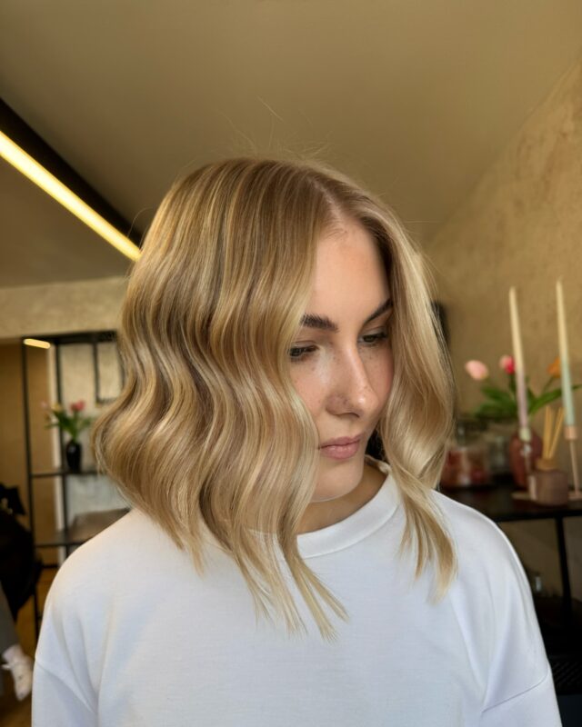 Für den kommenden Sommer durfte es wieder etwas heller werden. Nach einer Beratung haben wir uns für feine dezente highlights entschieden , um somit weiches rauswachsen der Haarfarbe zu ermöglichen dennoch wirkt es super frisch und die Haare strahlen wieder ✨

#friseurinbünde#bündefriseurin#highlights#faceframe#bob#haircut#waves#blonde#blondehair#