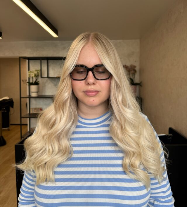 Gewünscht wurde ein klares helles blond mit einem ausgeprägten Faceframe um mehr Helligkeit der Gesichtskontur zu verleihen. ✨💖

#friseurbünde#bündefriseur#blond#lightblonde#lightblondebalayage#faceframe#ashblonde#longhair#waves#faceframe#bielefeld#Osnabrück#Herford#Bünde#