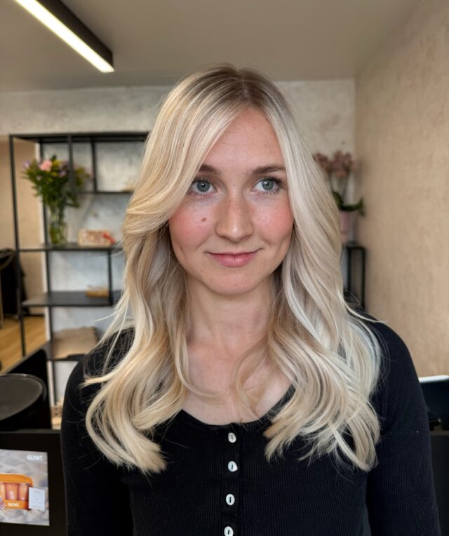 Regina , soll hell es geht aber das die Haare nicht leiden. Dies hat Regina sehr gerne umgesetzt , viel Helligkeit gesetzt auf weiche Übergänge geachtet und mit einem schönen kühlen Ton geglosst um das Strahlen des Blondes nochmal zu unterstreichen. 🤩✨💖

#bündefriseur#friseurbünde#friseurinbünde#blonde#haircolor#iceblond#coolblond#lightblonde#faceframe#blondehairdontcare#blondehairspecialist#waves#