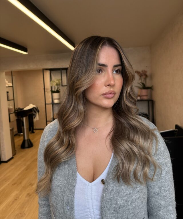 Dies war unsere zweite Sitzung , der Wunsch natürlich heller werden. 🥰

Eine schöne natürliche Helligkeit mit einem leichten Faceframe erarbeitet und mit einem schönen sanften gloss veredelt. Dennoch drauf geachtet weiches raus wachsen zu ermöglichen. 🥰

#friseurbünde#bündefriseurin#balayage#lightbalayage#lowlights#highlights#faceframe#bünde#bielefeld#Osnabrück#Herford#brondebalayage#brondehaircolor#longhair#waves#