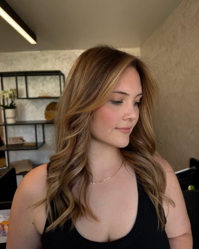 Hier hatten wir ein gefärbtes stark kupfriges Haar.
Bevor es zu einem Termin kam hat Regina im Vorfeld eine Test Strähne gesetzt. Wieso machen wir das ? 
Das Haar war in der Vergangenheit mehrmals dunkel gefärbt , mit der Test Strähne sehen wir wie das Haar reagiert , wie belastbar es ist und die blondierung aushält außerdem was uns unter den ganzen Ablagerungen erwartet erst danach hat Regina eine Beratung durch geführt was nun möglich ist und siehe hier was für ein wunderschönes Ergebnis erzielt worden ist . Kundin ist  happy wir sind happy 💖🤩✨

#friseurbünde#bündefriseur#balayage#warmblonde#warmblondehair#Bielefeld#Osnabrück#Herford#Bünde#lowlights#highlights#faceframe#waves#