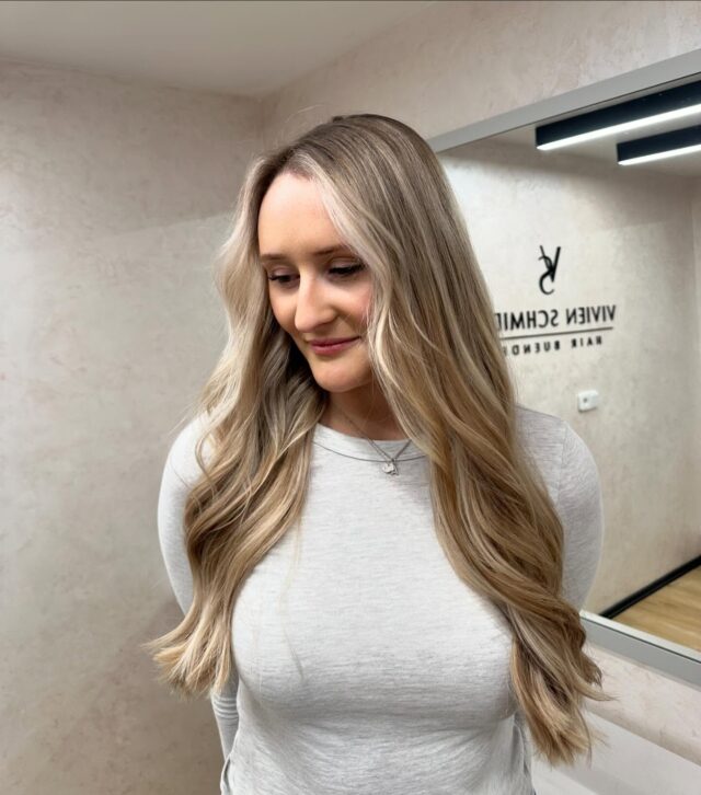 Der warme Ton im Vorfeld sollte verschwinden und die Übergänge weicher werden. 
Eine Balayage mit Faceframe in einem kühlen Blondton ist es geworden. ✨

#friseurinbünde#bielefeld#melle#Osnabrück#Spenge#Ahle#enger#Hannover#Minden#Lübbecke#Löhne#badoeynhausen#Herford#gütersloh#balayage#blondbalayage#faceframe#coolblond#ashblond#longhair#waves#hairtransformation#shiny#shinefinity#wella#nachher#vorher#
