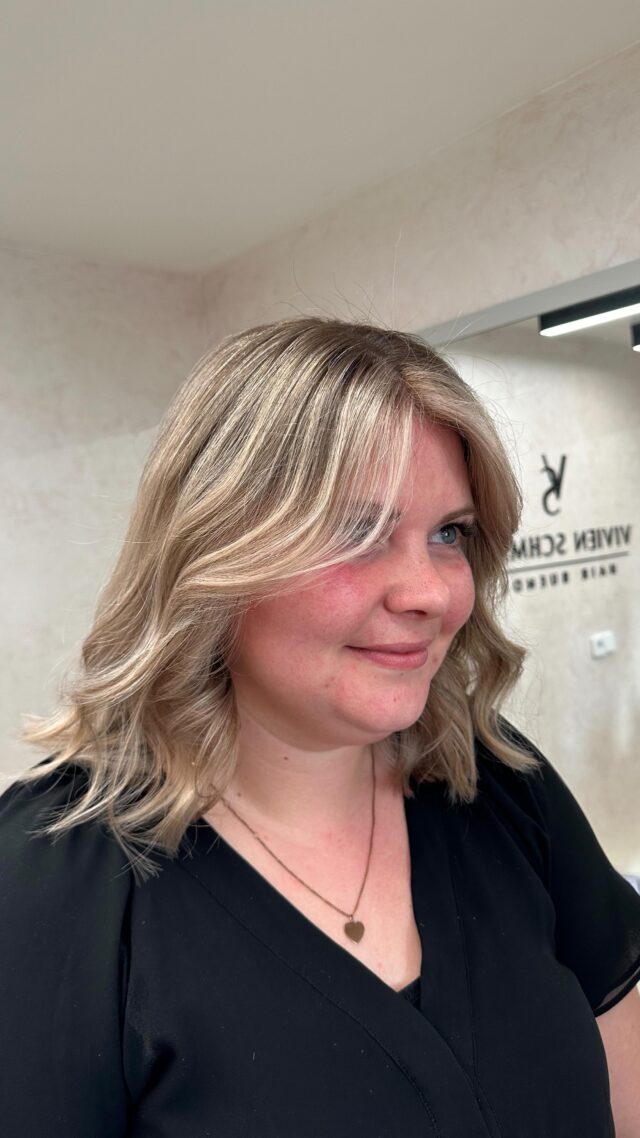 Another New Balayage with Faceframe. ✨

#friseurinbünde#bielefeld#Herford#melle#Osnabrück#Spenge#Ahle#enger#Hannover#Minden#Lübbecke#Löhne#badoeynhausen#gütersloh#balayage#newbalayage#softbalayage#beigebalayage#shiny#glossing#shinefinity#waves#faceframe#reel#bereel#reelit#reelsinstagram#reelvideo#