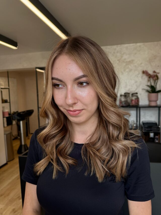 Auch hier hatten wir gefärbtes Haar und haben zuvor eine Test Strähne gemacht. 
Nach der Test Strähne hat Regina in der Beratung deutlich gemacht was möglich ist und was die Haare aushalten würden. Die Kundin war super zufrieden mit dem Ergebnis und wir auch 🥰🤩

#bündefriseurin#friseurinbünde#friseurbünde#balayage#blondebalayage#Bielefeld#Osnabrück#Herford#Bünde#faceframe#softblonde#haircolor#hairtransformation#