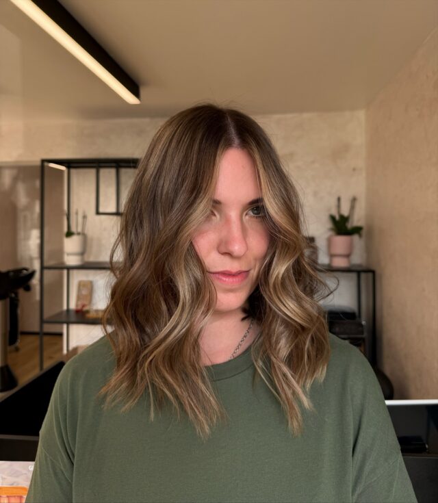 Ein schöner Longbob mit dezenten Highlights und einem leichten Faceframe um das Gesicht noch frischer wirken zu lassen . 💖

Friseurbünde#bündefriseur#balayagebünde#bündebalayage#highlights#lowlights#faceframe#glossing#bronde#hairtransformation#nachhervorher#Bielefeld#Osnabrück#Herford#Bünde#melle#enger#kirchlengern#spenge#