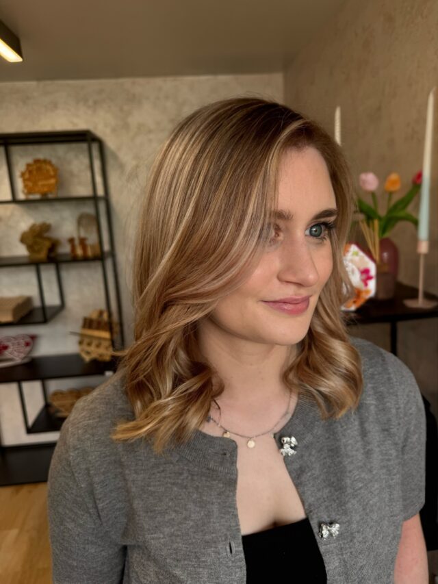 Aus einem raus gewachsenem Blond hat Regina eine super softe Balayage erarbeitet. Sanfte Highlights, leichte Helligkeit mit soften Übergängen und einem leichten faceframe für mehr Kontur! ✨🤩

Wie gefällt dir das Endergebnis ? ✨
Du hast auch Lust auf eine Veränderung bekommen ? 
Dann melde dich gerne direkt per DM oder über WhatsApp um deinen Termin zu vereinbaren. 
Wir freuen uns auf dich 💖

#friseurinbünde#bündefriseur#bündeblondebalayage#bündebalayage#faceframe#highlights#blondehair#nachhervorher#hairtransformation#