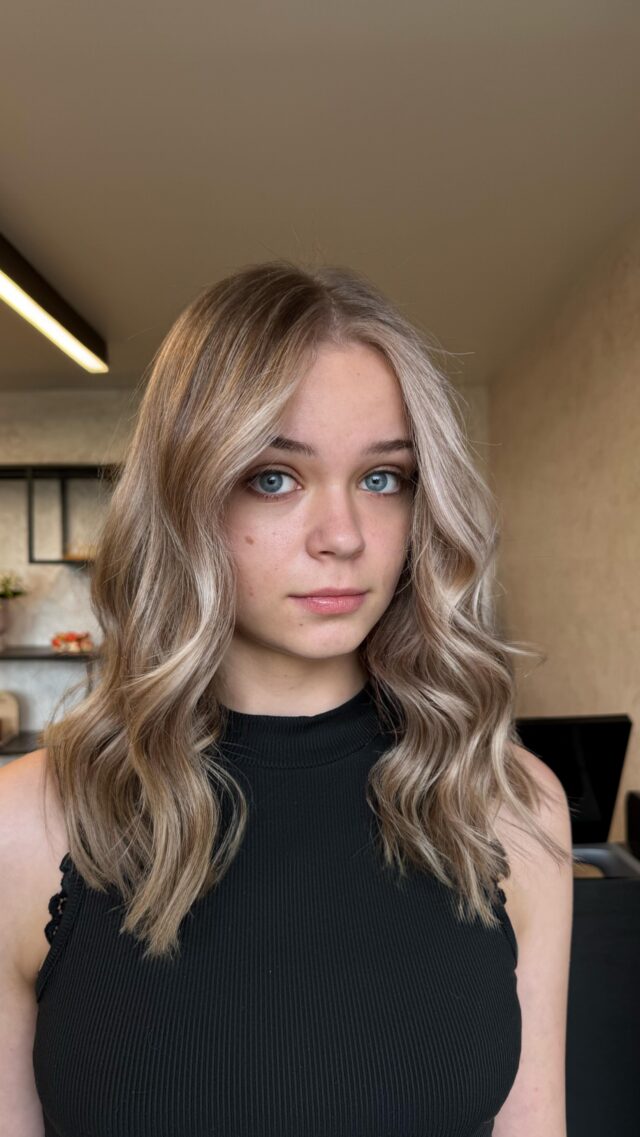 Hier war das Haar wie man super sehen kann gefärbt. 
Ein Natur Ansatz durch Jahre langes raus wachsen, restfarbe in Längen und Spitzen, sehr fleckig mit rötlichem Schimmer. 

Wir haben uns dazu entschieden so gut es geht die alte Farbe abzuschneiden um eine super Softe weiche Haarfarbe zu kreieren. Weiche Übergänge schöne klare Highlights ein Faceframe was zusätzlich Frische verleiht und ein perfektes abgerundetes Styling dazu. 💇🏼‍♀️💖

#friseurbünde#bündefriseur#balayagebünde#bündebalayage#Highlights#lowlights#faceframe#glossing#haircut#hairtransformation#nachhervorher#haircolor#colorcorrection#Osnabrück#Herford#Bünde#melle#enger#kirchlengern#Spenge#Ahle#hiddenhausen#Hannover#bielefeld#