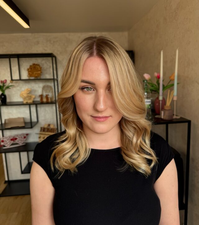 Regina hat eine Blond Auffrischung gemacht .
Der goldige Ansatz sollte kaschiert werden im ganzen schön hell mit natürlichem Ansatz . Mit einem glossing für Längen und Spitzen die Farbe noch veredelt und mit Wellen gestylt. 🤩

Wie gefällt euch das Ergebnis ? 🥰

#friseurinbünde#bündefriseurin#balayage#blondebalayage#longhair#waces#highlights#glossing#