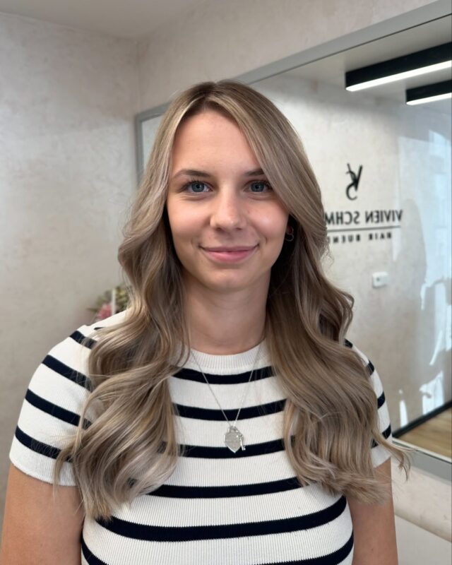 Balayage in einem beigen leicht ashig angehauchten Blondton mit einem dezenten Faceframe. ✨

#friseurinbünde#bielefeld#melle#Osnabrück#Spenge#Ahle#enger#Hannover#Minden#Lübbecke#Löhne#badoeynhausen#Herford#gütersloh#balayage#blondbalayage#beigeblond#ashblonde#faceframe#longhair#faceframe#rootshadow#hairtransformation#nachhervorher#