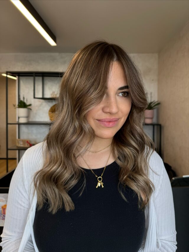 Hier kann man sehr gut im vorher Bild sehen das, dass Haar sehr angegriffen war. Teil Strähnen sehr goldig teilweise kupfrig waren und paar Strähnen sogar sehr überpigmentiert. 
Um das Haar vorerst nicht weiter  zu belasten habe ich sehr schonend gearbeitet und eine natürliche Balayage erarbeitet. 
Softe Übergänge, schöne Blond Töne und ein paar cm Haarlänge verändert das komplette gesamt Bild! 💖💇🏼‍♀️

#friseurbünde#bündefriseur#balayagebünde#bündebalayage#farbkorrektur#colorcorrection#lowlights#highlights#hairtransformation#nachhervorher#Bielefeld#Osnabrück#Herford#Bünde#melle#enger#kirchlengern#Spenge#Ahle#