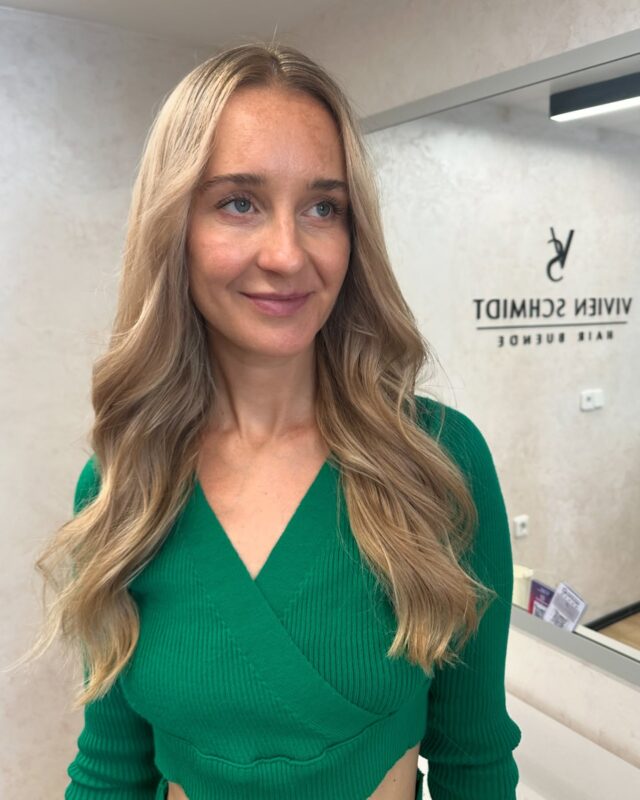 Ich habe hier mit feinen Strähnen gearbeitet weil der Wunsch den Ansatz wieder aufzufrischen , ganz klassisch keine balayage. Mit einem glossing in beige das ganz veredelt und eine ebenmäßige Haarfarbe zu bekommen.✨

#friseurinbünde#bielefeld#Herford#melle#Osnabrück#Spenge#Ahle#enger#Hannover#Minden#Lübbecke#Löhne#badoeynhausen#gütersloh#strähnen#Highlights#foliensträhnen#glossing#shinefinity#veredlung#ansatzsträhnen#freshhaircolor#haircolor#haircut#hairtransformation#nachhervorher#