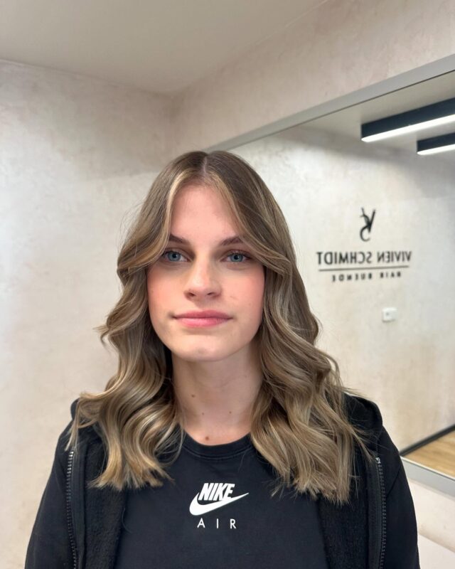 Again New balayage 🤩

Wunsch war es das balayage nach länger als einem Jahr hoch zu setzen so das, es wieder frischer ist und der blond Ton wieder klarer wird, ein leichtes faceframe gibt dem ganzen noch eine schone Kontur und umrahmt das Gesicht ✨

#friseurinbünde#bielefeld#melle#Osnabrück#Spenge#Ahle#enger#Hannover#Minden#Lübbecke#Löhne#badoeynhausen#Herford#gütersloh#balayage#newbalayage#blondebalayage#blondhair#blondhighlights#waves#haircut#faceframe#hairzransformation#nachhervorher#