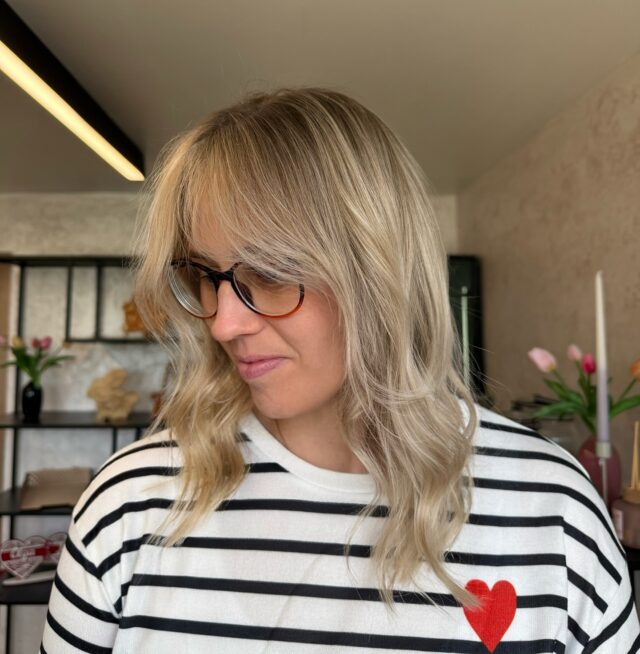 Frische klare Highlights für den Sommer , dennoch softe Übergänge um weiches rauswachsen zu ermöglichen . ✨🤩

#friseurinbünde#bündefriseurin#highlights#blonde#blondehair#blondehairspecialist#waves#gloss#strähnen#
