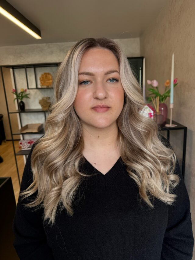 Hier hat Regina aus einem naturbelassenem Haar eine wunderschöne Balayage erarbeitet. Schöne klare Strähnen Softe Übergänge und einem Faceframe um mehr frische reinzubringen. 🤩

Wie gefällt dir die Veränderung ? Lass es uns gerne in den Kommentaren wissen 💖

Du hast auch Lust auf eine tolle Haar Veränderung bekommen ? Dann melde dich gerne bei uns direkt per DM oder über WhatsApp , wir freuen uns auf dich ! 😇

#friseurinbünde#bündefriseur#balayagebünde#blondebalayage#longhair#waves#faceframe#blondehairdontcare#blondebalayagehair#bündebalayage#hairtransformation#nachhervorher#